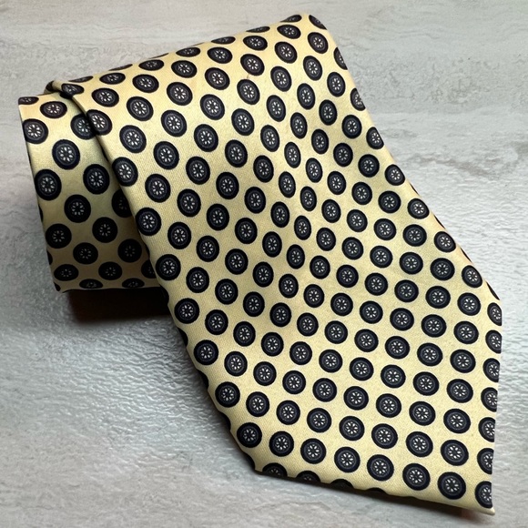 Three ties for classic suit or casual style - Picture 7 of 8